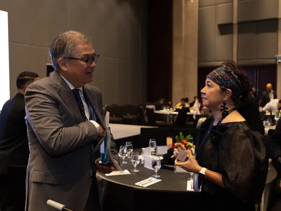Two conference delegates talking during a networking break
