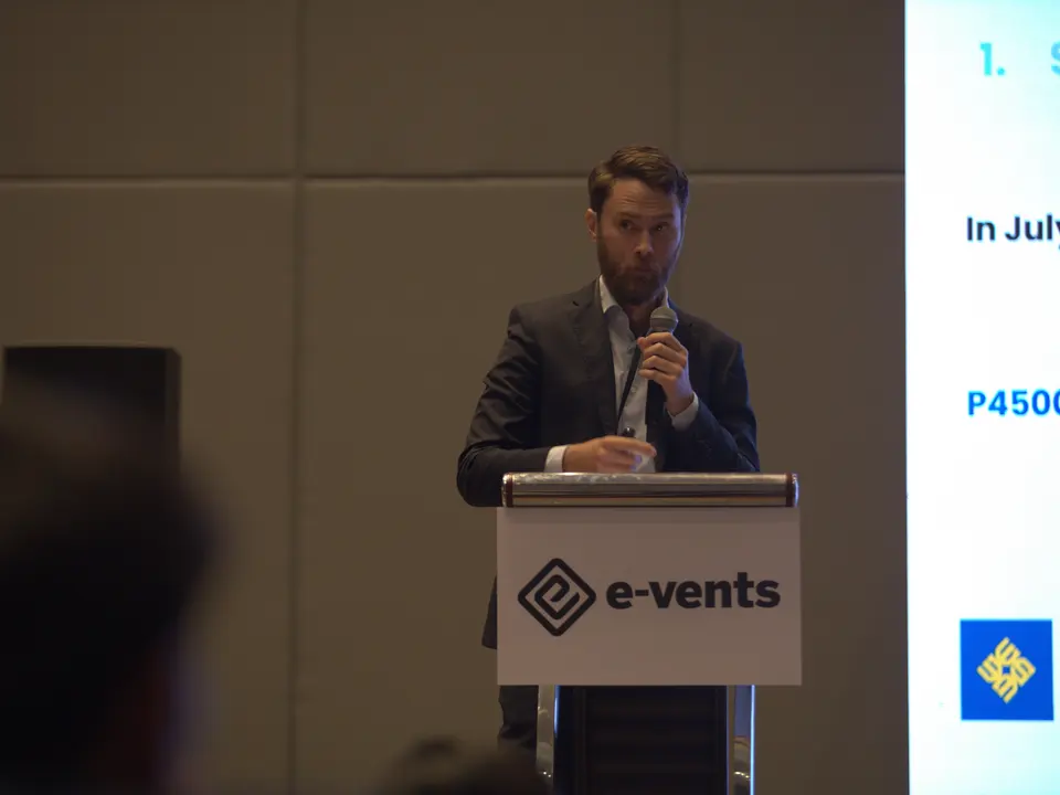 Energy market speaker giving a presentation from the lectern